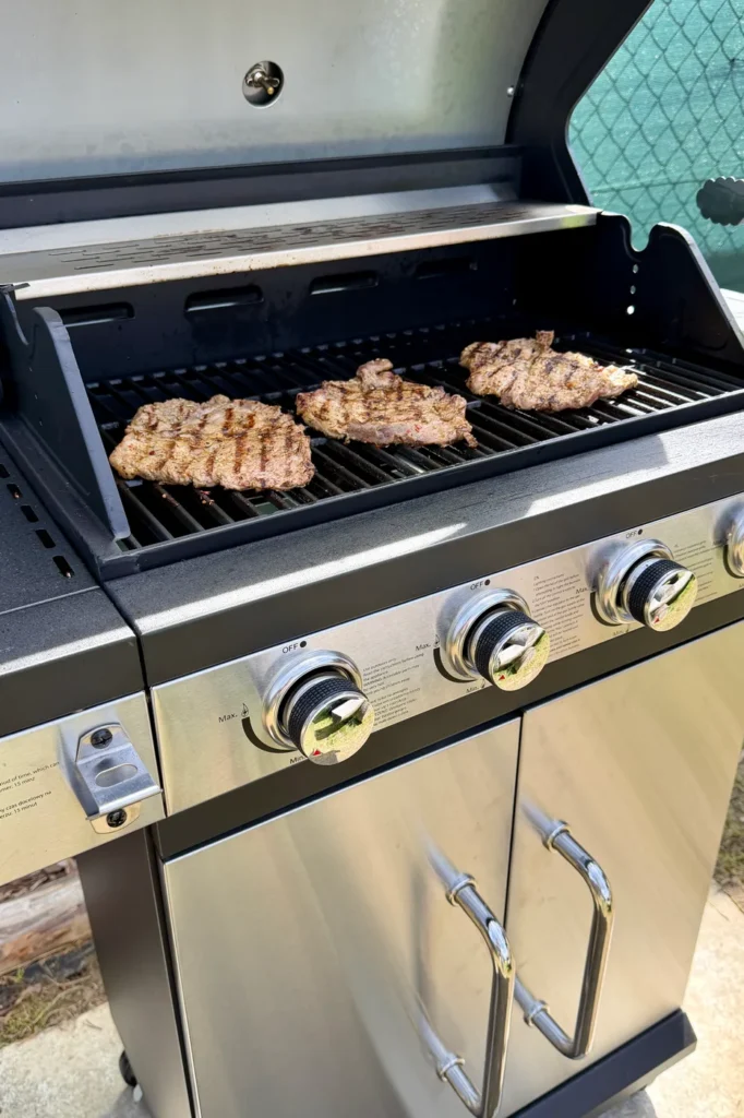 Grill gazowy i przygotowane jedzenie